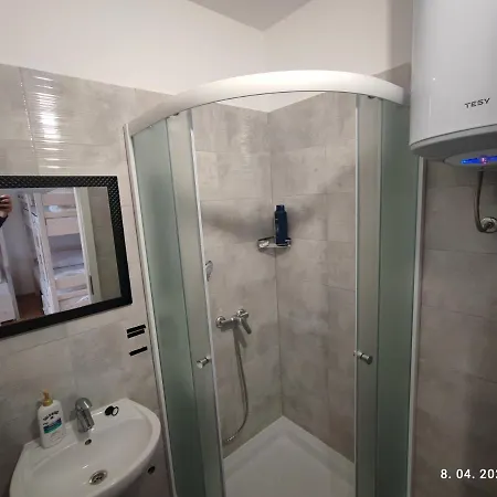 Hostal Impact House Split