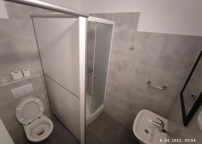 Impact House Hostal *